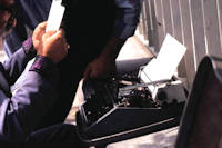 Schreiber vor dem Museum