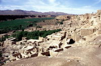 Das Ruinen des Dorfes Izadkhast