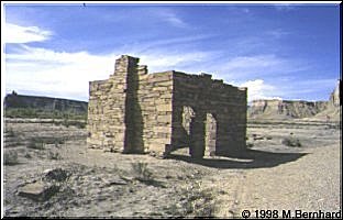 Ruine einer alten Poststation am Straßenrand