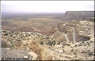 Die Paßstraße hinunter ins Monument Valley